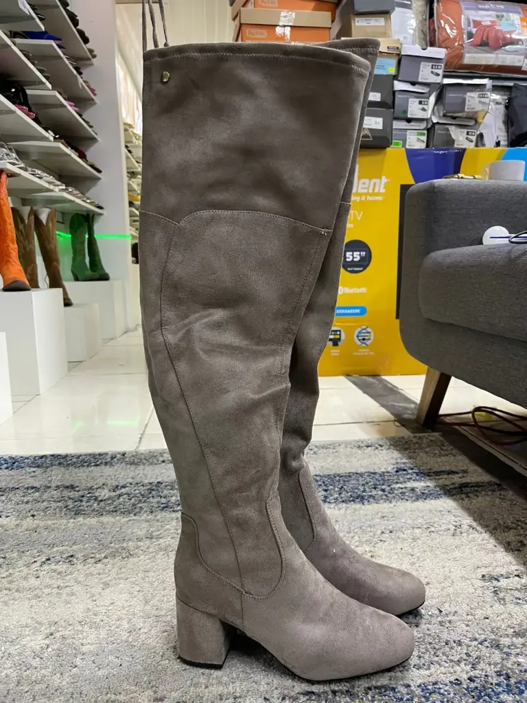 Botas Por Encima De La Rodilla Con Tacón De Bloque Yannie Para Mujer De Liz Claiborne - Koala 9 Wide | R1N0000007Wr53 TRG188552066